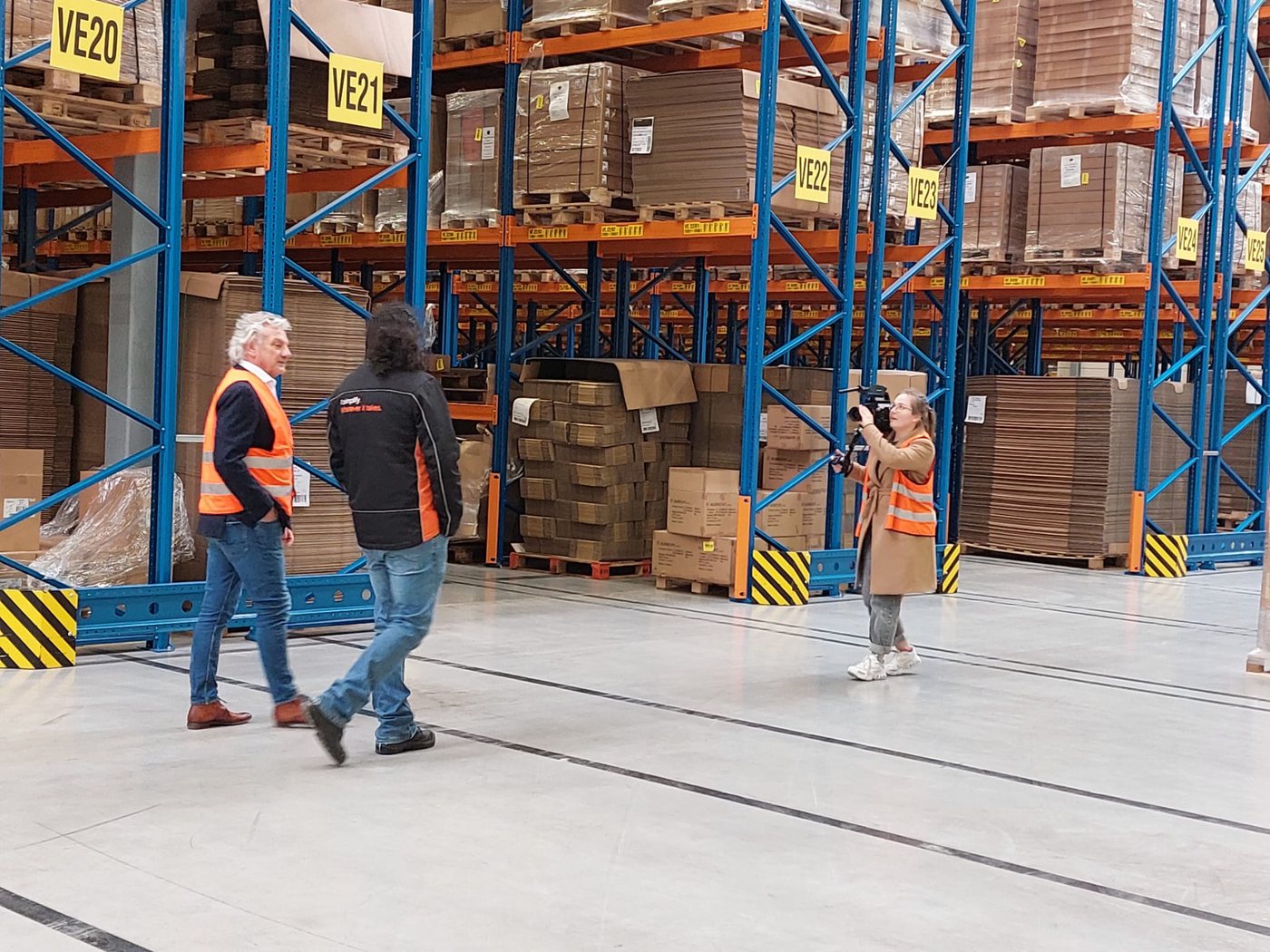 peter-de-vries-logistiek-magazijn Peter de Vries tijdens een rondgang door een magazijn in Oss