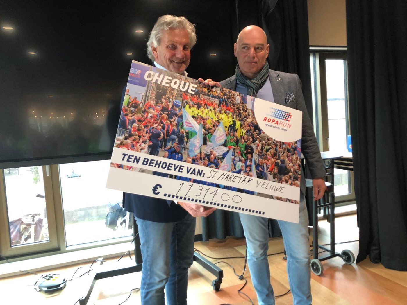 peter-de-vries-maatschappelijk-cheque Peter de Vries overhandigt een Roparun cheque aan Stichting Maretak Veluwe