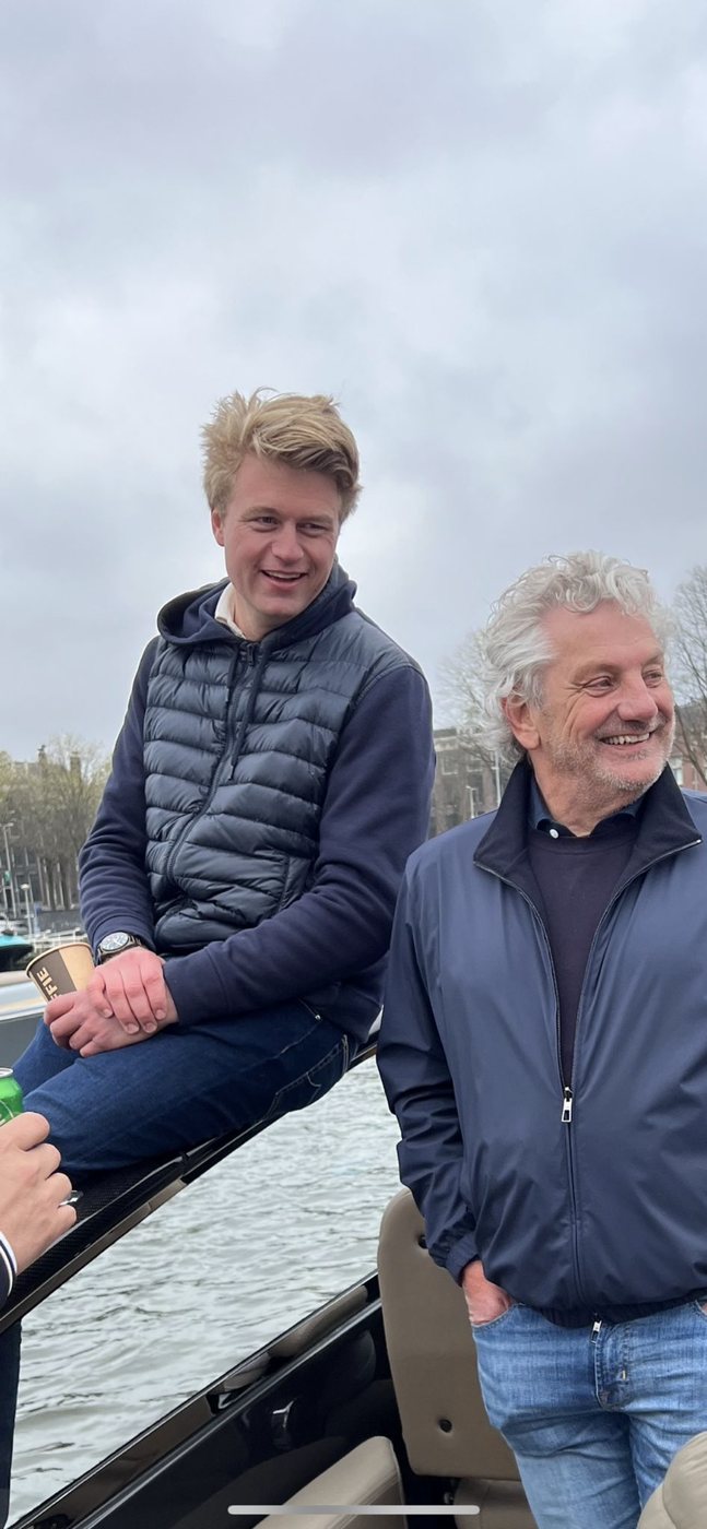 Peter de Vries aan het water