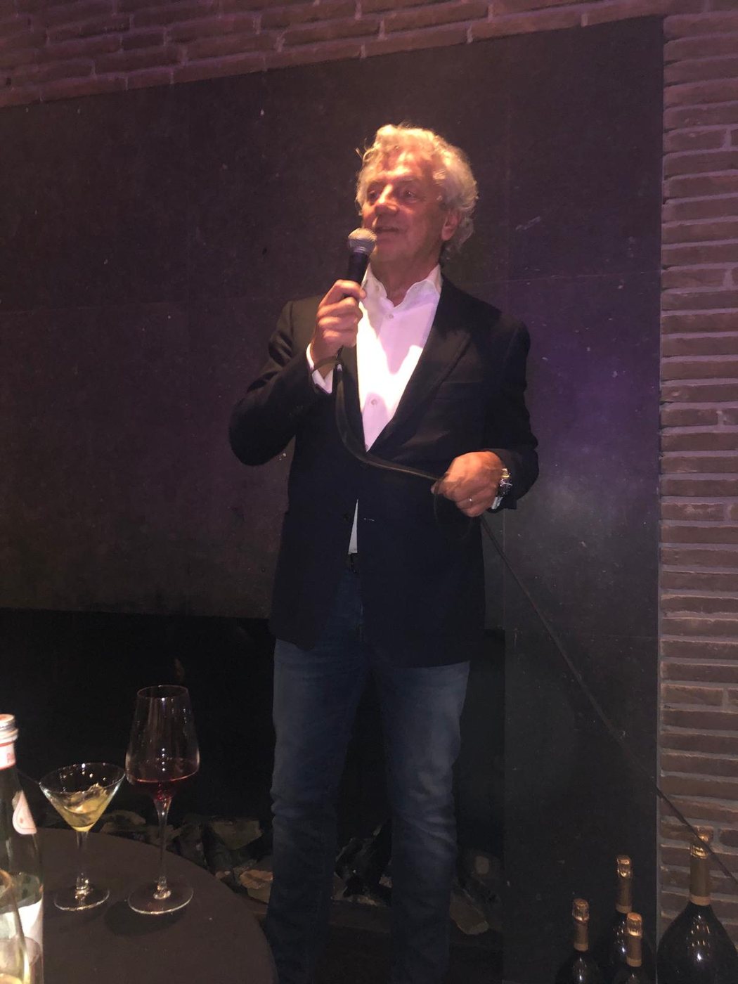 Peter de Vries spreekt op een podium